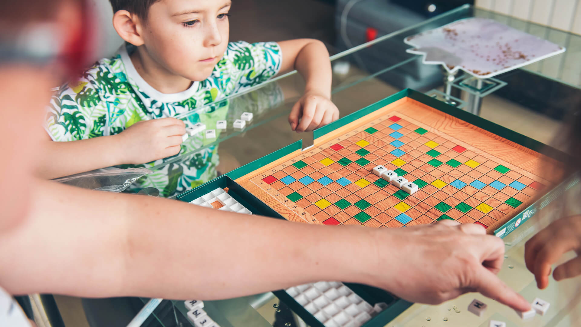 Игры которые играют все дети. Коллективные игры для детей. Игра в настольные игры с детьми. Игры которые играют все дети. Настольные игры.